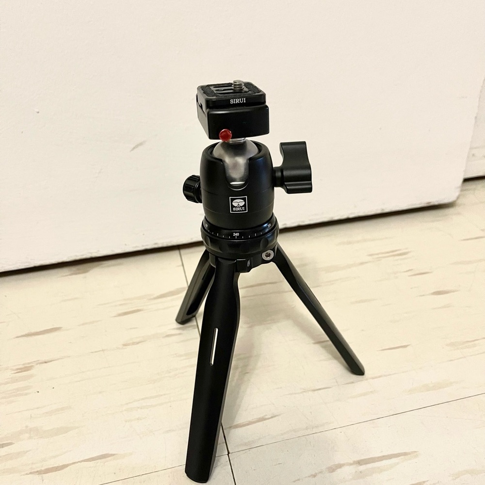 Siriu tripod with a case.